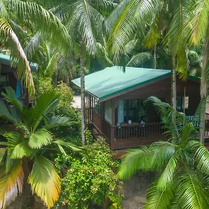 https://hillside-retreat.maheislandhotels.com